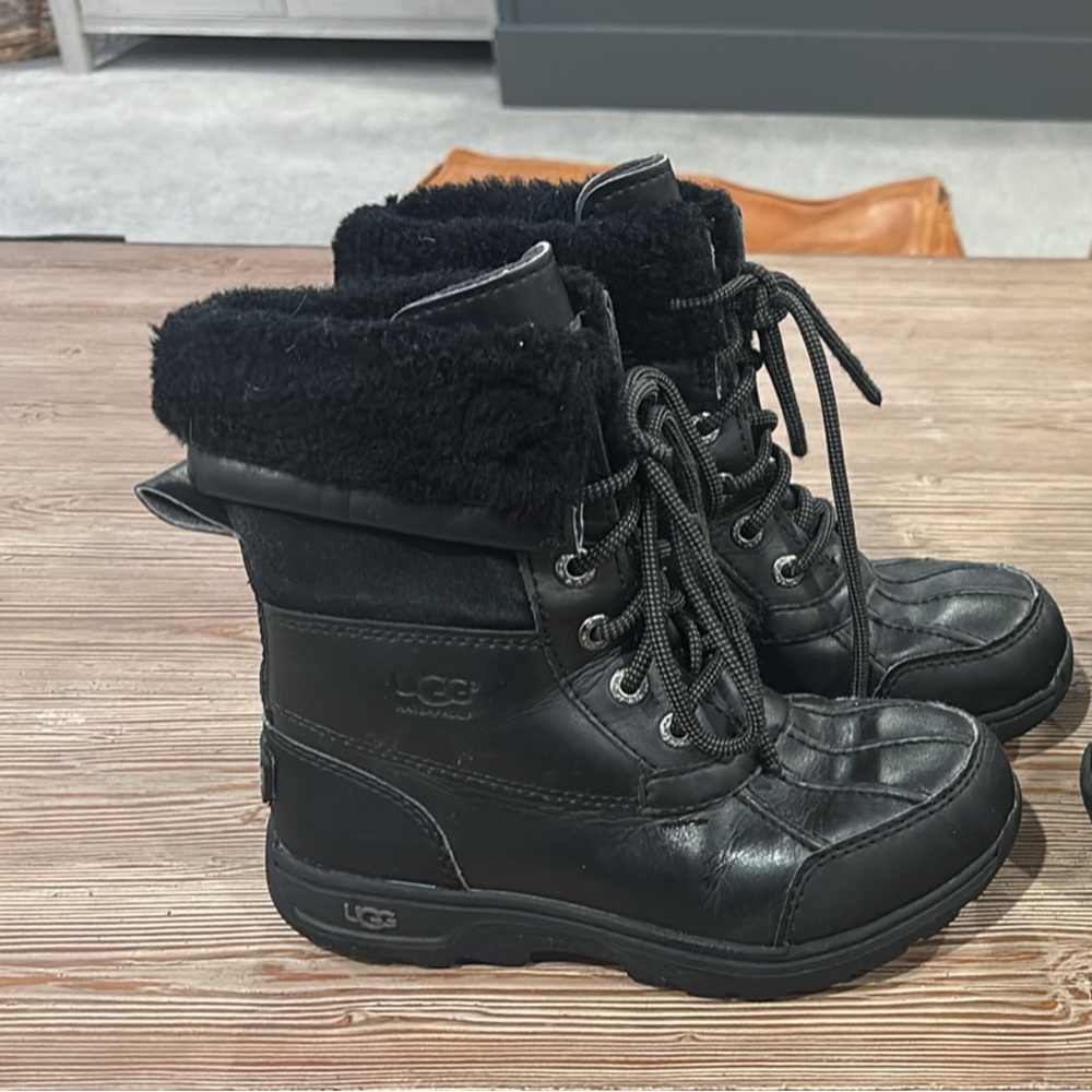 UGG kids Adirondack Black Lace-Up Winter Boots